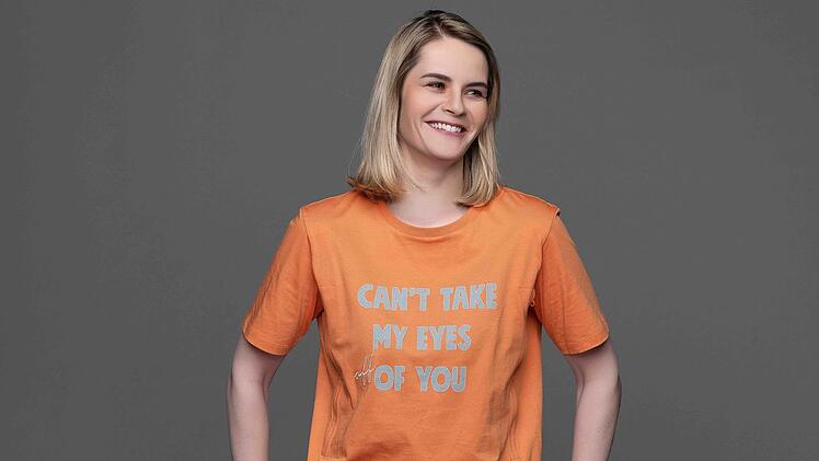 Hazel Brugger, 31-jährige Tausendsassa-Komikerin aus der Schweiz: Sie macht TV, Podcast, Stand-up-Comedy in großen Hallen und moderiert sogar den ESC in Basel. Nebenbei hat sie zwei kleine Töchter und nimmt bereits zum vierten Mal beim Erfolgsformat "LOL: Last One Laughing" teil. Die neue Staffel beginnt am Donnerstag, 17. April.