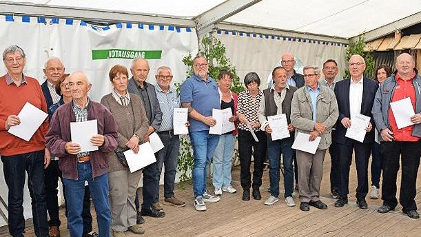 Ehrung passiver Mitglieder für 50 und 25 Jahre Mitgliedschaft (v. links): Alfred Memmel, Elmar Stark, Luzia Maier, Günther Back, Hannelore Reißle, Roland Reißle, Hubert Rahm, Joachim Ruopp, Elisabeth Albert, Dagmar Zehner, Klaus Herbig, Roland Kie...