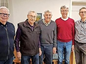 Vorsitzender Norbert H&uuml;bner (li.) und Zweiter Vorsitzender Herbert Deininger (re.) mit den Siegern (v. l.) Karl Raab, Karl Dietz und Richard Oppelt.