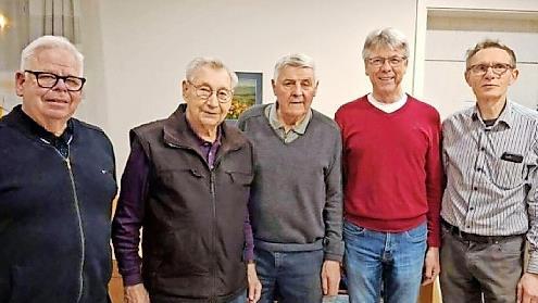 Vorsitzender Norbert H&uuml;bner (li.) und Zweiter Vorsitzender Herbert Deininger (re.) mit den Siegern (v. l.) Karl Raab, Karl Dietz und Richard Oppelt.