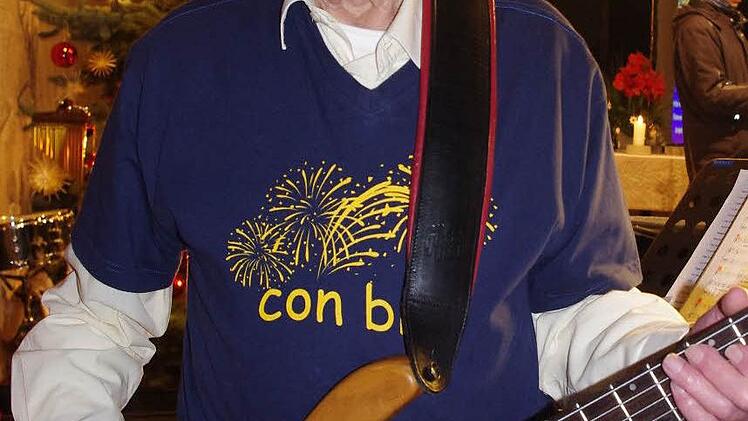 Der 73-jährige Georg Schubert spielt den E-Bass und die Tuba.