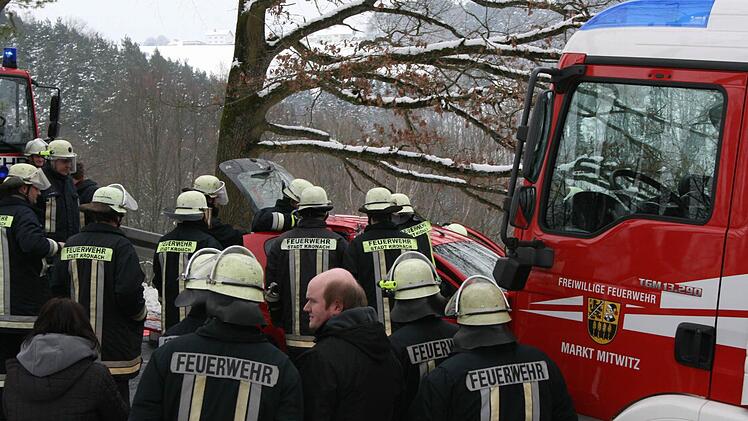 Die Feuerwehr beim Abschneiden des Kleinwagendachs