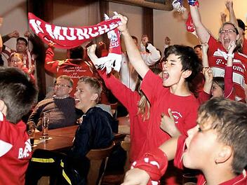"Gewonnen"! Die Adelsdorfer Bayernfans sind bester Laune.  Fotos: Johanna Blum/privat