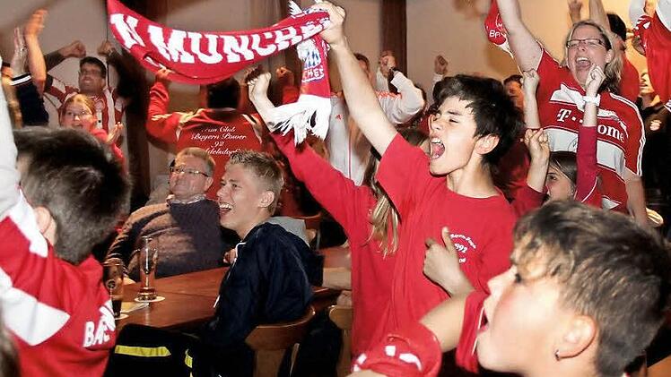 "Gewonnen"! Die Adelsdorfer Bayernfans sind bester Laune.  Fotos: Johanna Blum/privat
