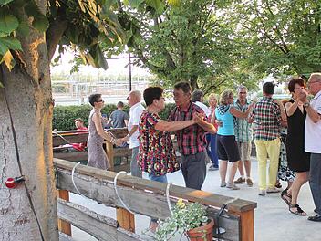 Beim "Biergarten-Dancing" ist der Ebelsbacher "Klosterhof"-Biergarten stets proppenvoll - ebenso die Openair-Tanzfläche. Die im Landkreis Haßberge wohl einmalige Kombination kommt bei den Besuchern bestens an. Biergarten und Tanzen - das passt. Fotos: Ralf Naumann