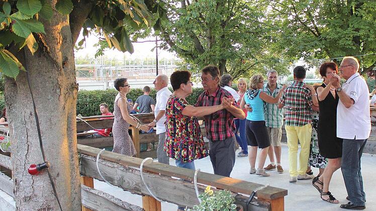 Beim "Biergarten-Dancing" ist der Ebelsbacher "Klosterhof"-Biergarten stets proppenvoll - ebenso die Openair-Tanzfläche. Die im Landkreis Haßberge wohl einmalige Kombination kommt bei den Besuchern bestens an. Biergarten und Tanzen - das passt. Fotos: Ralf Naumann