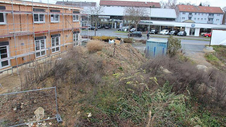 Die Baustelle an der Äußeren Nürnberger Straße wirkt seit August verlassen. Dort, wo Büsche wuchern (rechts), sollen ab Ende nächsten Jahres sechs weitere Häuser stehen, hat der Bauträger Autarkhaus am Dienstag angekündigt. Foto: Ekkehard Roepert