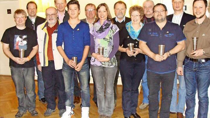 Die Pokalgewinner, Vereinsmeister und Funktionäre der Schützengesellschaft Kronach (von links): Markus Eber, Zweiter Schützenmeister Matthias Kümmet, Helmut Köhler, Christian Stützinger, Tim Förster, Heinrich Förster, Kerstin Heim, Dietmar Jungkunz, Angela Jungkunz, Karl Dorsch, Jochen Bauer, Erster Schützenmeister Frank Jungkunz, Michael Heim. Foto: Helmut Rauch