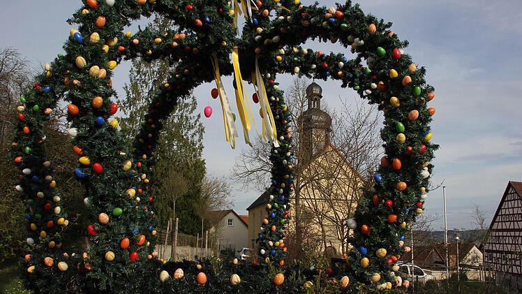 Blick durch die Osterkrone zur Kirche in Theisenort  Foto: Friedwald Schedel