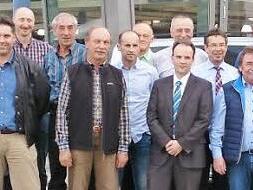 Gewinner des Hallen-Tenniscups der Raiffeisen-Volksbank wurden in der Altersklasse 35 Rainer Stumpf (Zehnter von links) und Alexander Köstner (Fünfter von rechts) vom TV Wallenfels. In der AK 55 siegten Gerfried Fößel (Zehnter von rechts) und Josef Schmidt (fehlt). Mit im Bild Hans-Jürgen Möhrle von der Raiffeisen-Volksbank (Dritter von rechts). Foto: privat
