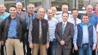 Gewinner des Hallen-Tenniscups der Raiffeisen-Volksbank wurden in der Altersklasse 35 Rainer Stumpf (Zehnter von links) und Alexander Köstner (Fünfter von rechts) vom TV Wallenfels. In der AK 55 siegten Gerfried Fößel (Zehnter von rechts) und Josef Schmidt (fehlt). Mit im Bild Hans-Jürgen Möhrle von der Raiffeisen-Volksbank (Dritter von rechts). Foto: privat