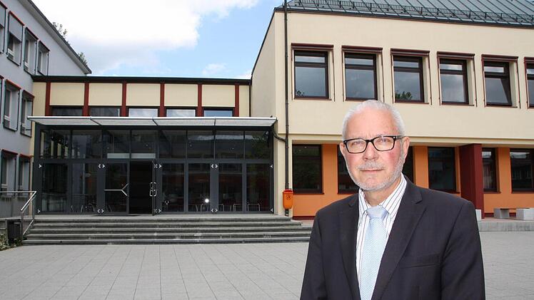 Schulleiter Frank Kubitza vor der im Jahr 2006 eröffneten Mensa des Bad Kissinger Gymnasiums.   Fotos: Ralf Ruppert