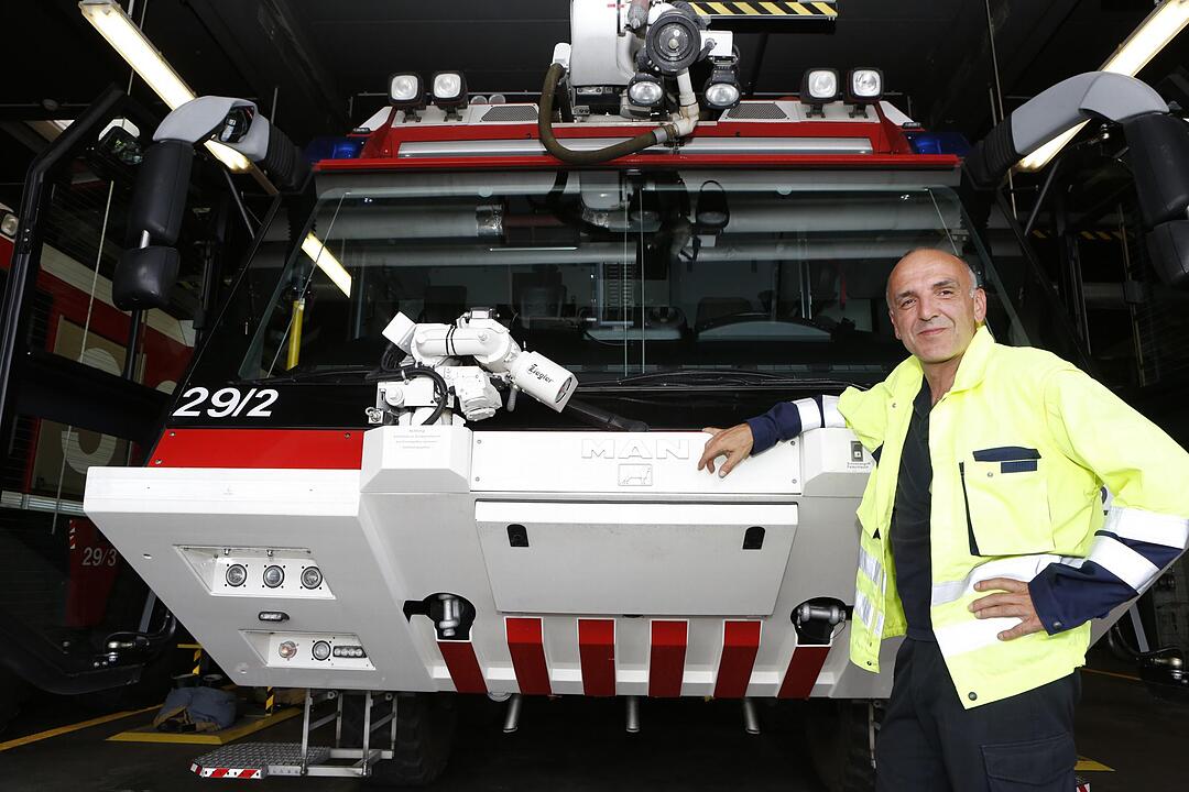 Sicherheit und Feuerwehr: Ludwig Martin, Einsatzleiter der Nürnberger Flughafenfeuerwehr, und sein Prachtstück, das Flugfeldlöschfahrzeug Z 8. Der 44 Tonnen-Gigant hat 24 300 Liter Löschmittel an Bord, dazu 450 Kilo Löschpulver. Innerhalb von zwei Minuten sind Martin und seine Kollegen an jedem Ort des Flughafens einsatzbereit. Dank eines 1000-PS-Motors, der den Giganten in kürzester Zeit auf 140 km/h beschleunigt. In Nürnberg sind zwei dieser Superfahrzeuge rund um die Uhr  einsatzbereit.