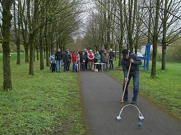 Baille-Maille, das Spiel, das der Lindenallee in Himmelkron ihren Namen gab, war das "Golf", das seit dem späten Mittelalter an den europäischen Höfen mit großem Vergnügen gespielt wurde. Bei der Führung am gestrigen Sonntag hatten die Leserinnen und Leser Gelegenheit, es selbst auszuprobieren. Foto: Alexander Müller
