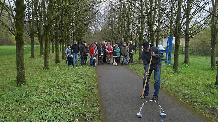 Baille-Maille, das Spiel, das der Lindenallee in Himmelkron ihren Namen gab, war das "Golf", das seit dem späten Mittelalter an den europäischen Höfen mit großem Vergnügen gespielt wurde. Bei der Führung am gestrigen Sonntag hatten die Leserinnen und Leser Gelegenheit, es selbst auszuprobieren. Foto: Alexander Müller
