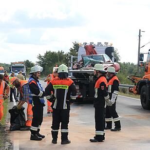Unfall mit Mähfahrzeug auf B26 bei Gädheim