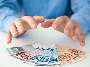 Muss man in den heutigen Zeiten niedriger Zinsen hellseherische Fähigkeiten haben oder sein Geld zur wundersamen Vermehrung beschwören? Antworten darauf geben zwei Experten zwei Stunden lang bei unserer Telefonaktion am 20. Juni. Foto: Andrea Warnecke/dpa/Archiv