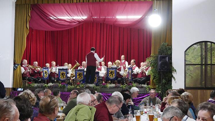 Im Festsaal der Waldfriedensee-Gaststätte herrschte  Festtagsstimmung.  Foto: Manja von Nida