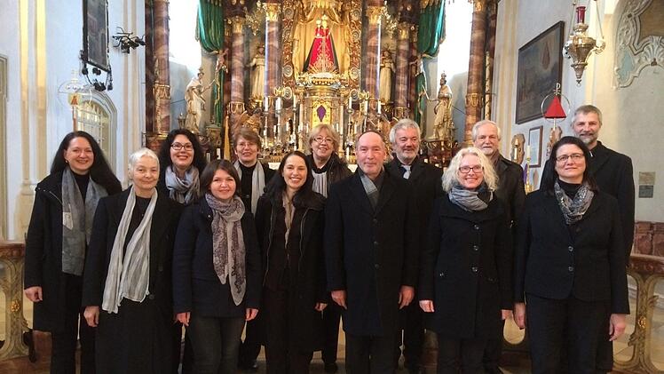 Das TonART-Vokalensemble mit (von links) Elke Höhn, Maren Hansen, Irmgard Seemann, Natalia Weiche, Christine Punke, Dagmar Besand, Elisabeth Müller-Beck, Ingo Hahn, Thomas Zapf, Conny Gehringer, Heiner Beyer, Karin Reinhold und Christof Pöhlmann. Foto: Sigrid Daum