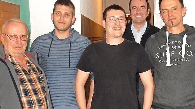 Bild: Der Vorstand des Heimatvereins Affalterthal. Von links: 1. Vors. Heinz Bernhardt, 2. Vors. Sebastian Porisch, Mitte Schriftführer Thomas Deinhardt, rechts Kassier Nikki Thäter. Mit auf dem Bild Stefan Förtsch, der in seiner Eigenschaft als 2. Vorsitzender des FSV-Hauptvereins die Wahl leitete.  Foto: Reinhard Löwisch