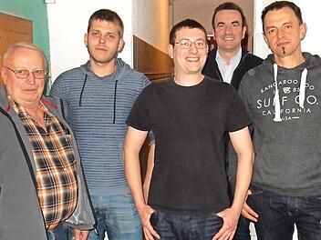 Bild: Der Vorstand des Heimatvereins Affalterthal. Von links: 1. Vors. Heinz Bernhardt, 2. Vors. Sebastian Porisch, Mitte Schriftführer Thomas Deinhardt, rechts Kassier Nikki Thäter. Mit auf dem Bild Stefan Förtsch, der in seiner Eigenschaft als 2. Vorsitzender des FSV-Hauptvereins die Wahl leitete.  Foto: Reinhard Löwisch