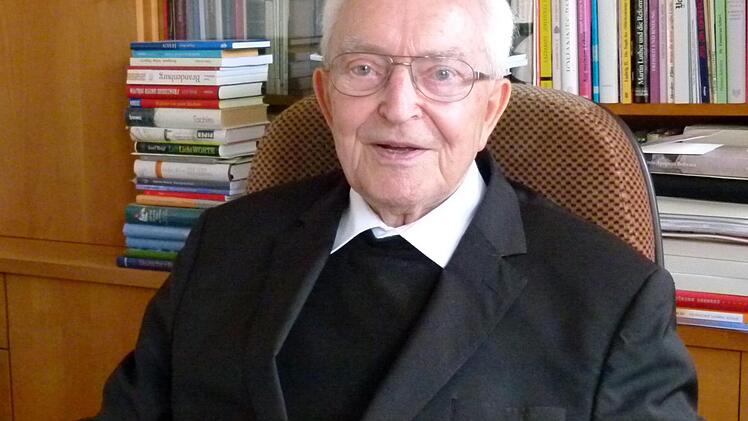 Bis ins hohe Alter war Prälat Richter ein geschätzter Seelsorger und Gesprächspartner. Foto: Marion Krüger-Hundrup