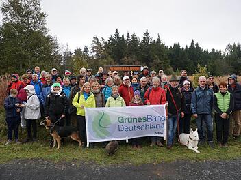 Die drei Bund Kreisverbände Meiningen, Fulda und Rhön-Grabfeld haben anlässlich des Jubiläums "30 Jahre Mauerfall - 30 Jahre Grünes Band" zu einer grenzüberschreitenden Wanderung mit dem Thüringer Botschafter des Grünen Bandes Mario Goldstein (rechts neben dem Banner) eingeladen.  Foto: Marion Eckert