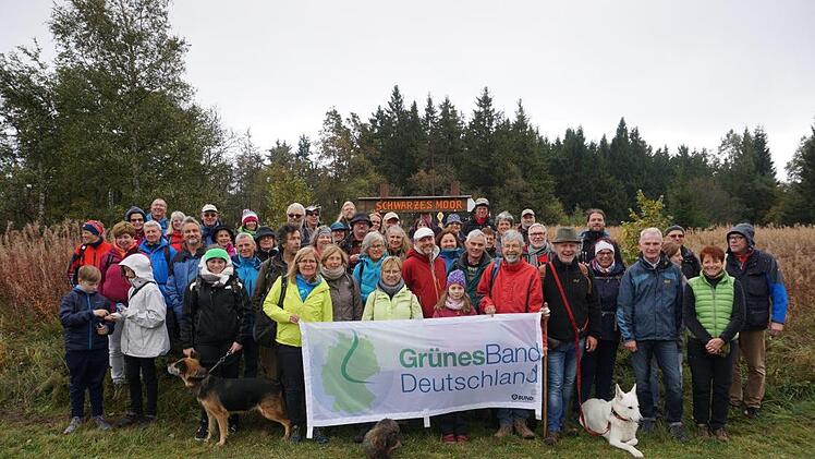 Die drei Bund Kreisverbände Meiningen, Fulda und Rhön-Grabfeld haben anlässlich des Jubiläums "30 Jahre Mauerfall - 30 Jahre Grünes Band" zu einer grenzüberschreitenden Wanderung mit dem Thüringer Botschafter des Grünen Bandes Mario Goldstein (rechts neben dem Banner) eingeladen.  Foto: Marion Eckert