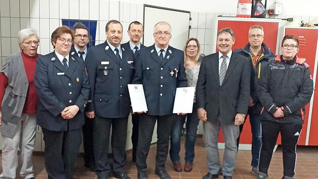 Bei der Ehrung (von links) : B&uuml;rgermeisterin Karin Ritter, Vorsitzende Martina Zwosta, Kommandant Stefan Weber, KBI Frank Fischer, KBM Markus Wachter,Peter Dressel, Nicol Lohm&uuml;ller, Landratsstellvertreter Gerhard Wunder, Martin Lohm&uuml;ller und Julian Lohm&uuml;ller. Foto: Dieter Zwosta