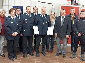 Bei der Ehrung (von links) : Bürgermeisterin Karin Ritter, Vorsitzende Martina Zwosta, Kommandant Stefan Weber, KBI Frank Fischer, KBM Markus Wachter,Peter Dressel, Nicol Lohmüller, Landratsstellvertreter Gerhard Wunder, Martin Lohmüller und Julian Lohmüller. Foto: Dieter Zwosta