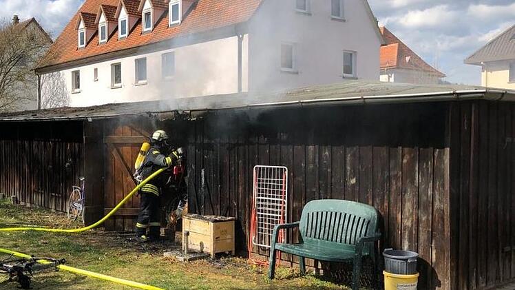 Der Brand griff auf den Holzschuppen über, die Kronacher Feuerwehr war mit etwa 35 Mann vor Ort. Foto: Feuerwehr Kronach