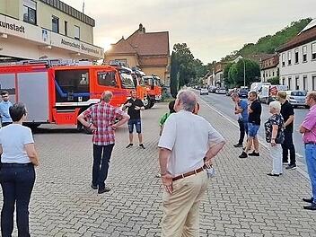 Stadtkommandant André Grothues (Mitte) und die Gruppenführer der FF Burgkunstadt stellten den interessierten Stadträten nicht nur das neue HLF vor, sondern führten auch durch das FF-Haus und standen für Fragen gerne zur Verfügung.  Foto: Ingrid Kohles