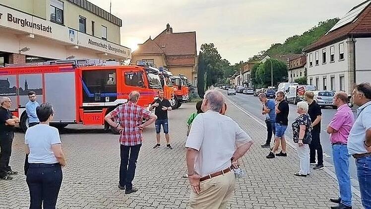 Stadtkommandant André Grothues (Mitte) und die Gruppenführer der FF Burgkunstadt stellten den interessierten Stadträten nicht nur das neue HLF vor, sondern führten auch durch das FF-Haus und standen für Fragen gerne zur Verfügung.  Foto: Ingrid Kohles
