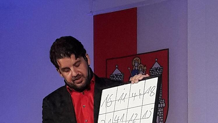 Die Zahlen ergeben immer 89, die Zahl, die sich eine Zuschauerin notiert hatte. Foto: Hartmut Hessel