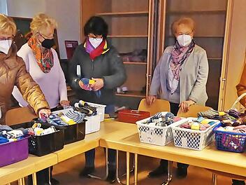 Nach der Adventsandacht bot das Bastelteam des katholischen Frauenkreises kreative Handarbeiten zum Kauf an. So mancher Besucher fand dabei ein schönes Weihnachtsgeschenk. Mit dem Erlös unterstützen die Frauen kirchliche und soziale Zwecke.