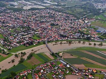 Auch bei Hallstadt führte der Main am späten Montagnachmittag noch Hochwasser, aber die Lage stabilisiert sich. Fotos: Ronald Rinklef