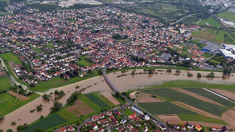 Auch bei Hallstadt führte der Main am späten Montagnachmittag noch Hochwasser, aber die Lage stabilisiert sich. Fotos: Ronald Rinklef