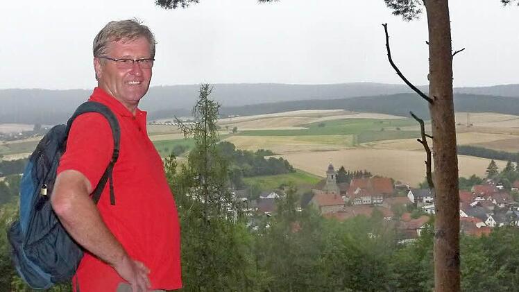 Nein, es muss nicht immer Afrika sein. Der Blick von freigelegten Christenstein hinab auf Heilgersdorf begeistert Hendrik Dressel immer wieder. Und wenn er dort hinunter schaut, sieht er eine Sache, die ihn noch reizt: das Heilgersdorf Schloss. "Da würde ich die Sanierung gerne noch auf den Weg bringen." Foto: Berthold Köhler