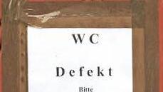 Herren- und Damentoilette am Rathaus sind defekt. Fotos: Einwag