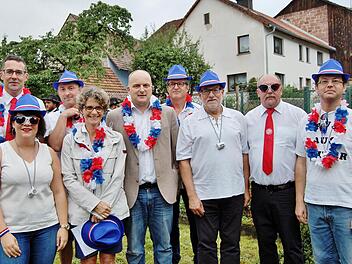 Willkommen in Lauter: Burkardroths zweiter Bürgermeister Daniel Wehner (Mitte) mit Bürgermeister Jean-Yves Onillon und Lauters Ortssprecher Siegbert Fehr (Zweiter von rechts) sowie Sportvereinsvorstand Michael Manger (links) mit französischen Organisatoren. Foto: Sigismund von Dobschütz