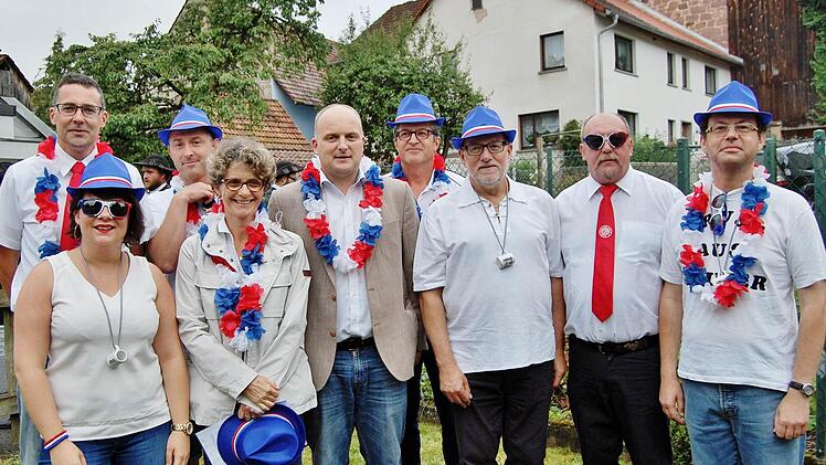 Willkommen in Lauter: Burkardroths zweiter Bürgermeister Daniel Wehner (Mitte) mit Bürgermeister Jean-Yves Onillon und Lauters Ortssprecher Siegbert Fehr (Zweiter von rechts) sowie Sportvereinsvorstand Michael Manger (links) mit französischen Organisatoren. Foto: Sigismund von Dobschütz