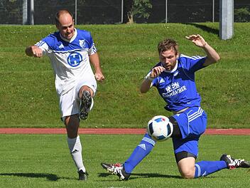 Kurz vor dem Jubel: Nur Augenblicke nach dieser Szene erzielt Christian Laus (links, gegen Sebastian Köhler) das goldene Tor für den FC 06 Bad Kissingen im Spiel gegen den TSV Münnerstadt. Foto: Hopf