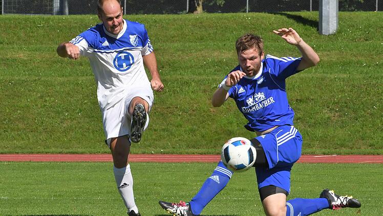 Kurz vor dem Jubel: Nur Augenblicke nach dieser Szene erzielt Christian Laus (links, gegen Sebastian Köhler) das goldene Tor für den FC 06 Bad Kissingen im Spiel gegen den TSV Münnerstadt. Foto: Hopf