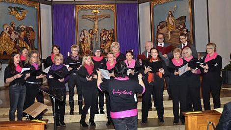 Der Frauenchor SingAmoll setzte mit Verstärkung durch drei Männerstimmen neue Akzente. Foto: K.- H. Hofmann