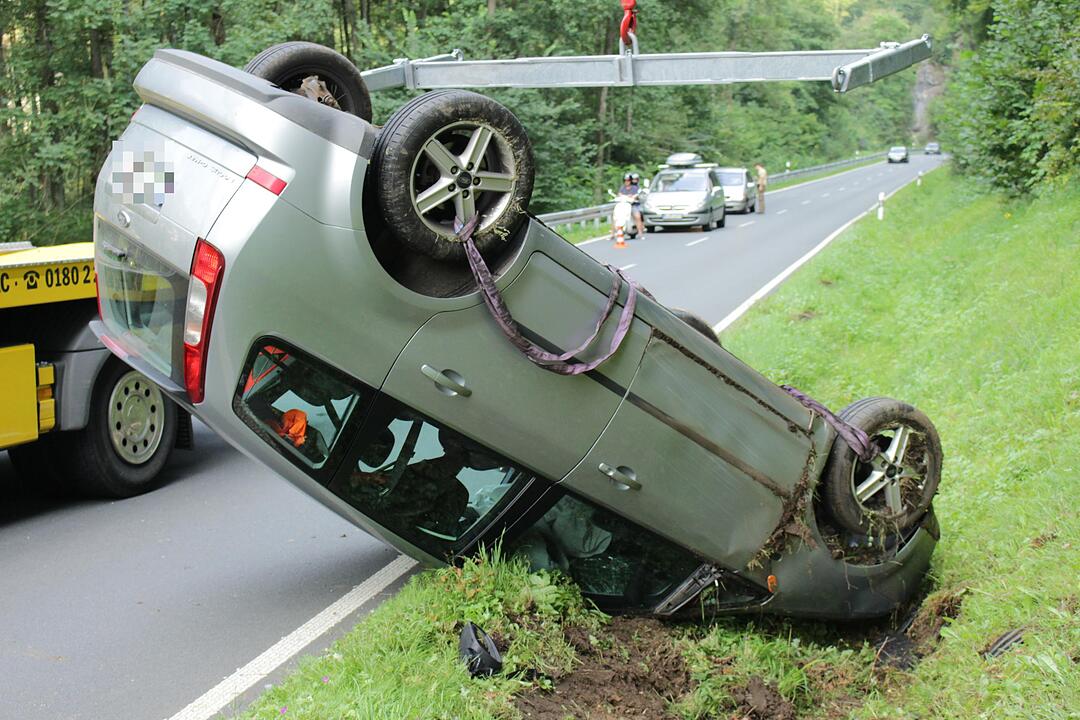 Spektakulärer Unfall bei Pottenstein: Pkw überschlägt sich und landet auf Dach