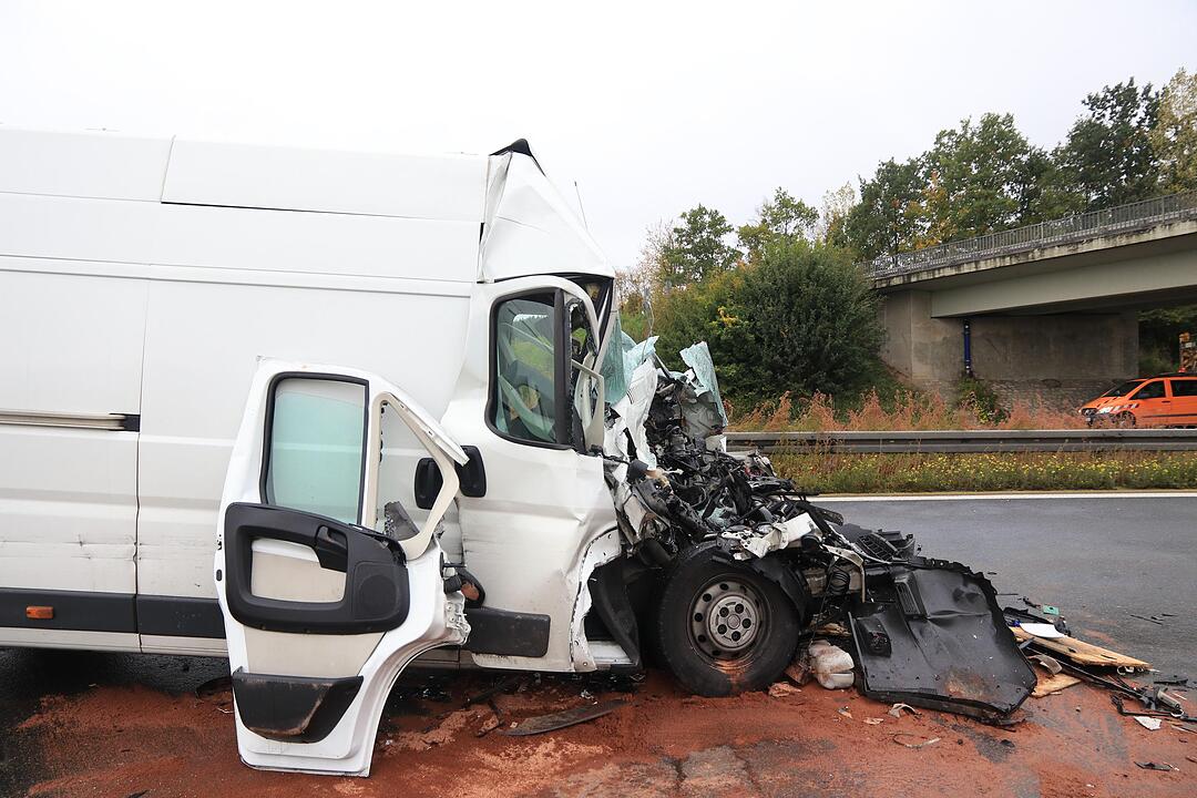 A3 im Kreis Bamberg: Kleintransporter fährt ungebremst auf Stauende auf – Lebensgefahr
