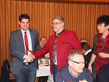 Stefan Sauerteig (SPD Stadtverband Coburg) gratuliert Michael Busch (Mitte) zur Nominierung. Rechts die Landtagsabgeordnete Susann Biedefeld, der Busch nachfolgen will. Foto: Simone Bastian