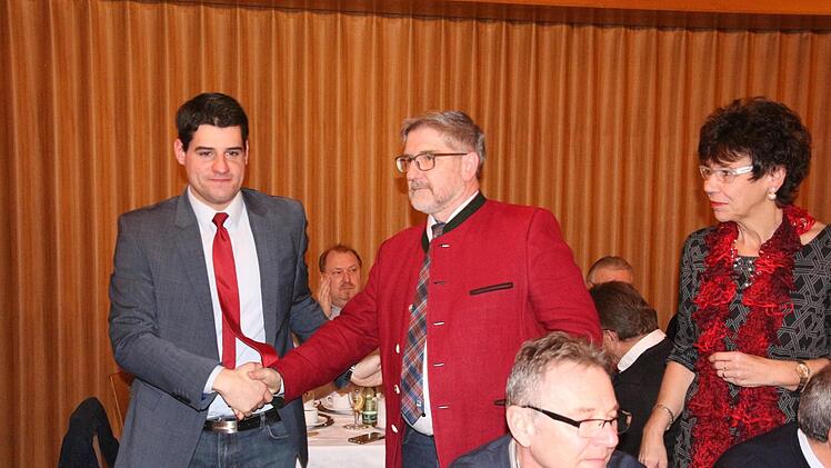 Stefan Sauerteig (SPD Stadtverband Coburg) gratuliert Michael Busch (Mitte) zur Nominierung. Rechts die Landtagsabgeordnete Susann Biedefeld, der Busch nachfolgen will. Foto: Simone Bastian