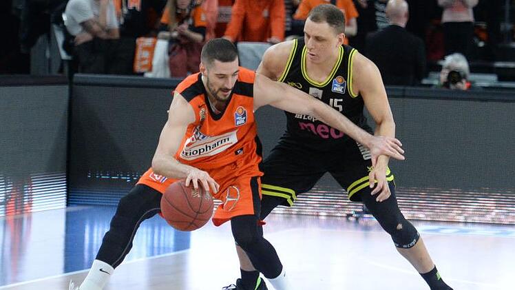 Im Spiel um Platz 3 verlor Medi gegen Ulm. Hier versucht der Bayreuther Robin Amaize gegen Luka Babic an den Ball zu kommen.