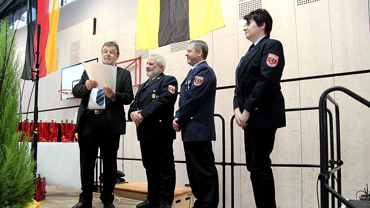 Dankurkunden gab es für Achim Mehl und Roland Kreiner sowie Anette Geier von der  Feuerwehr HesselbergRichard Sänger
